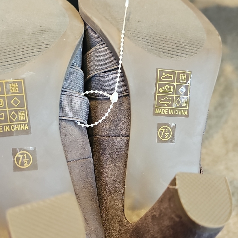 Journee Collection Suede Gray Heels - Picture 9 of 9
